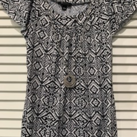 Black and White Print Top, Featuring Short, Ruffled Sleeves, With Pendant - Picture 3 of 6